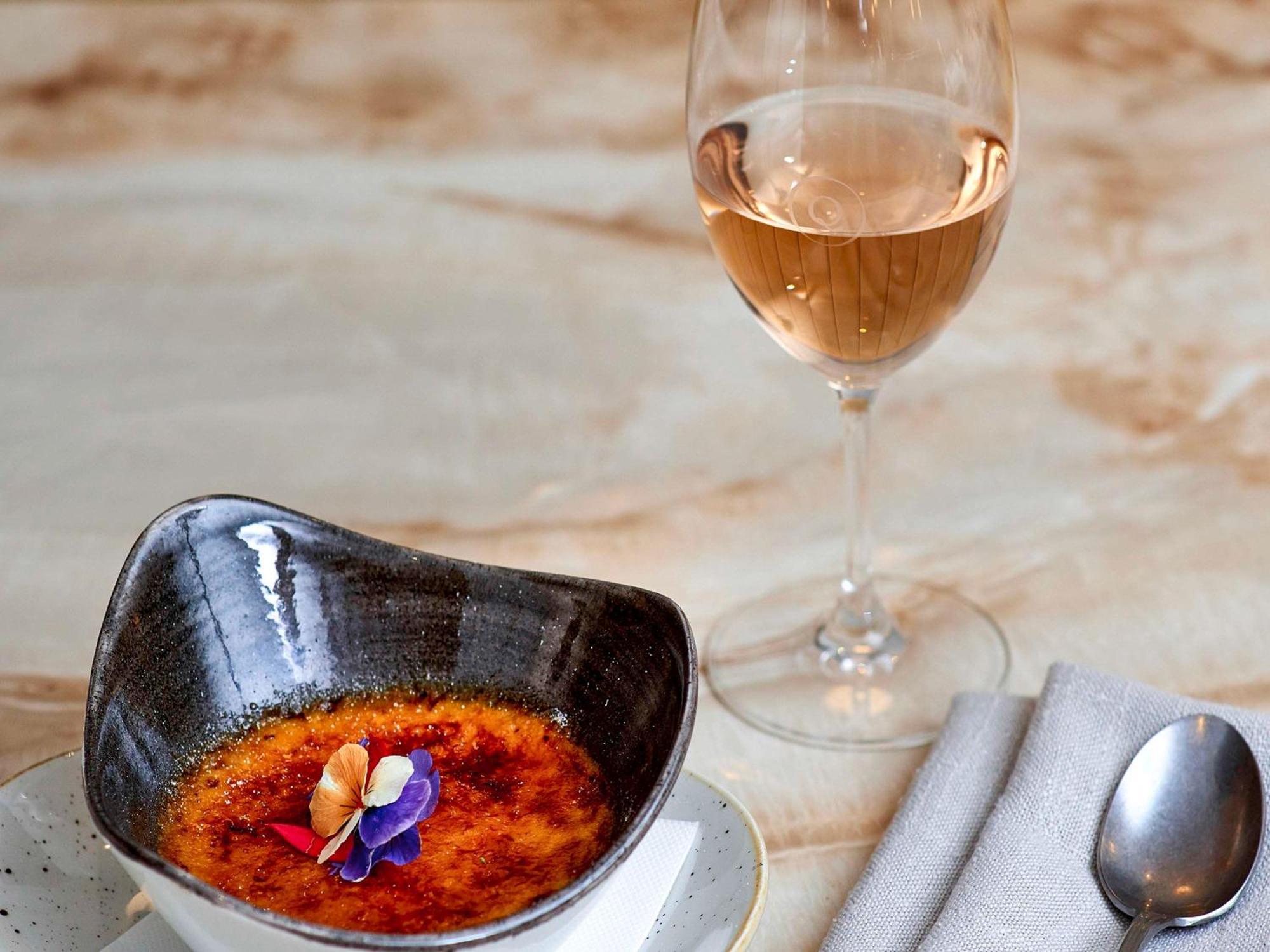 The Sebel Quay West Suites Sydney Eksteriør billede A glass of orange wine