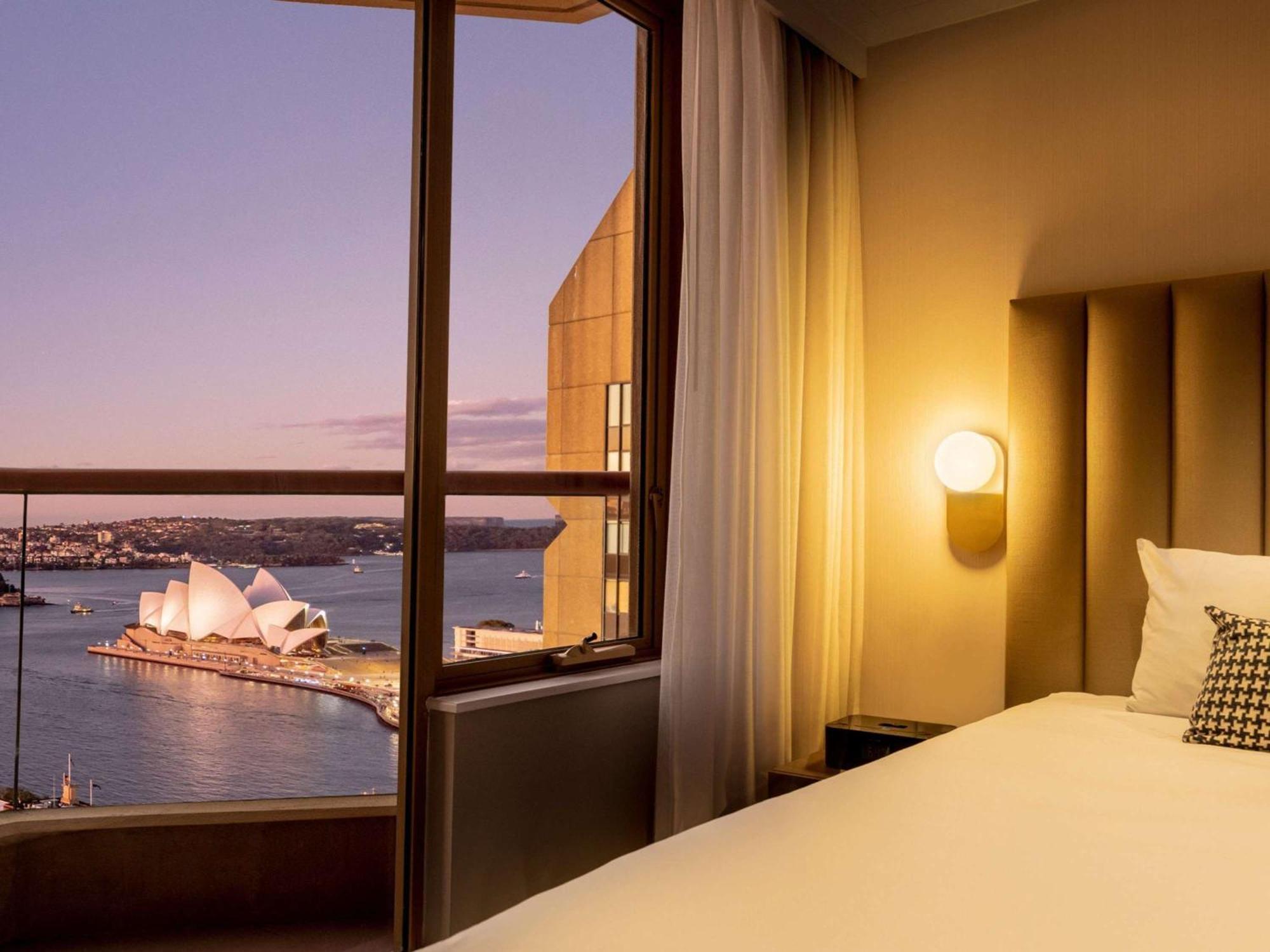 The Sebel Quay West Suites Sydney Eksteriør billede A view of the Sydney Opera House from a suite at the Pan Pacific Sydney
