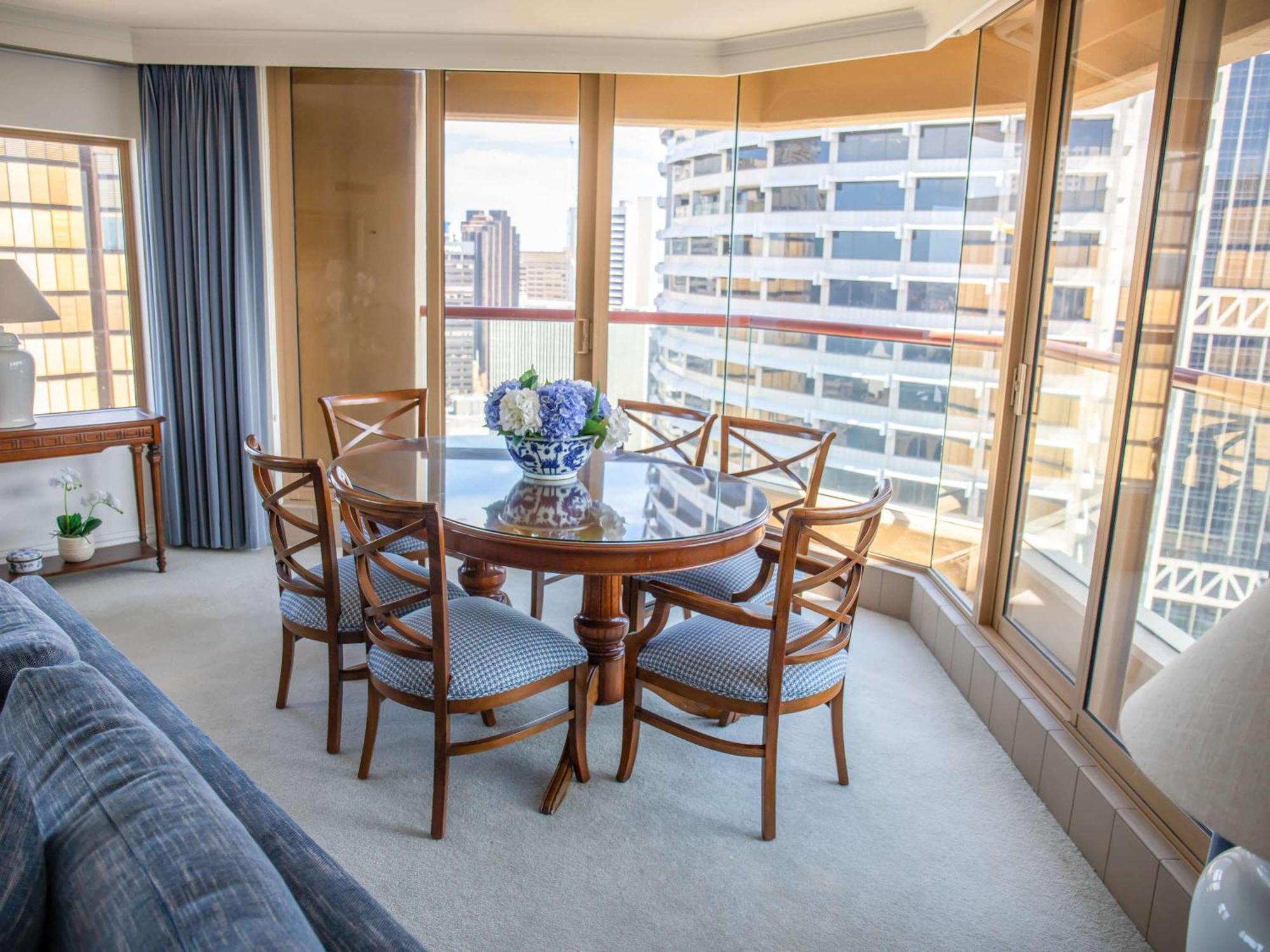 The Sebel Quay West Suites Sydney Eksteriør billede A typical dining room