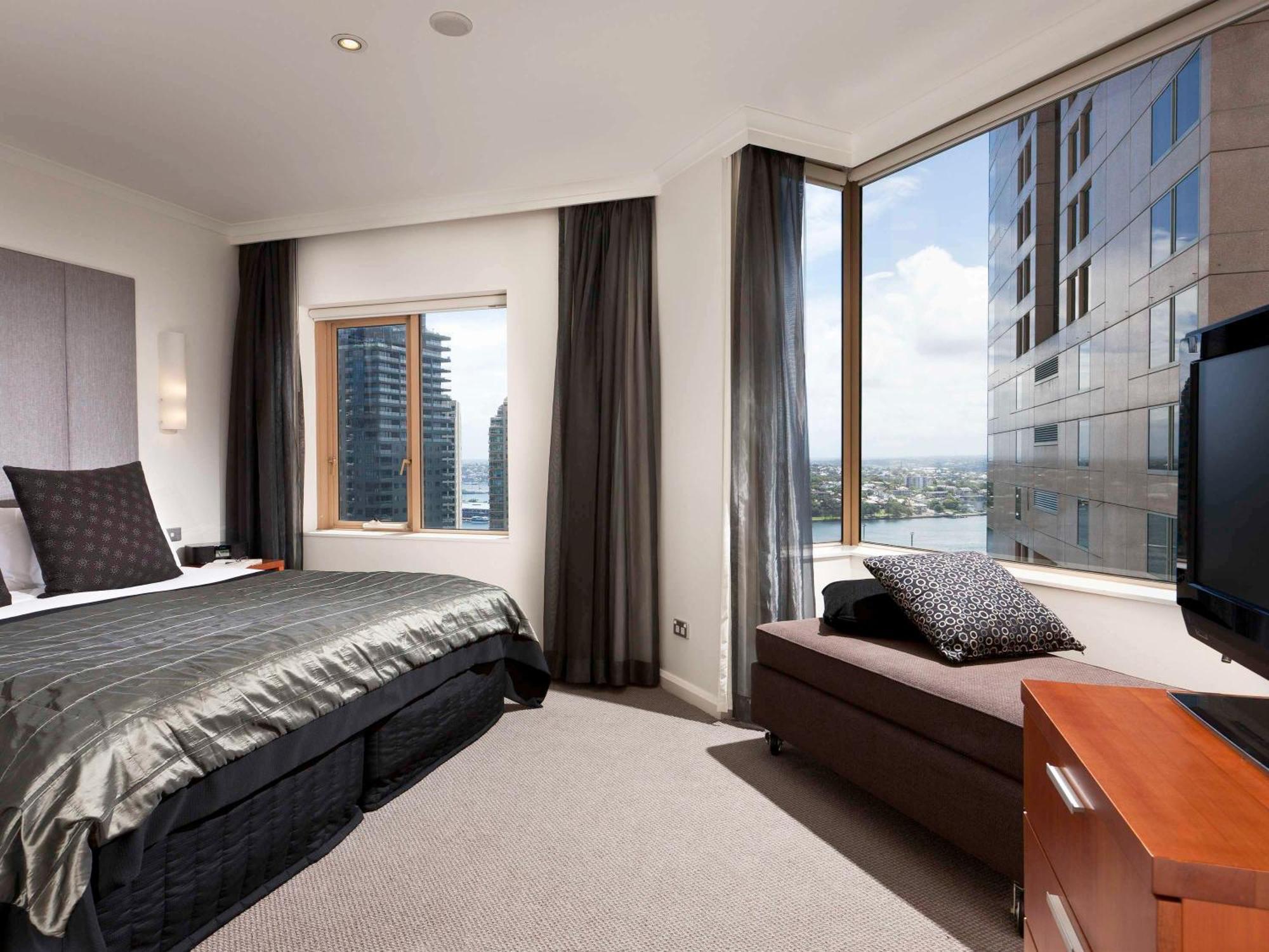 The Sebel Quay West Suites Sydney Eksteriør billede A bedroom at the Crown Towers